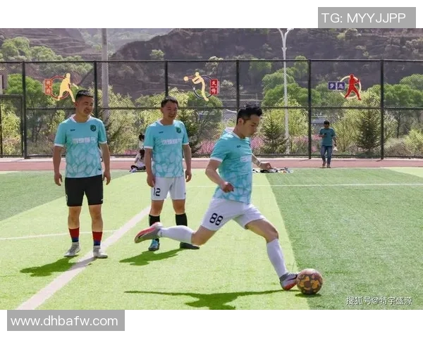 足球明星与中国大男孩的梦想之旅共同追逐绿茵场上的荣耀与激情